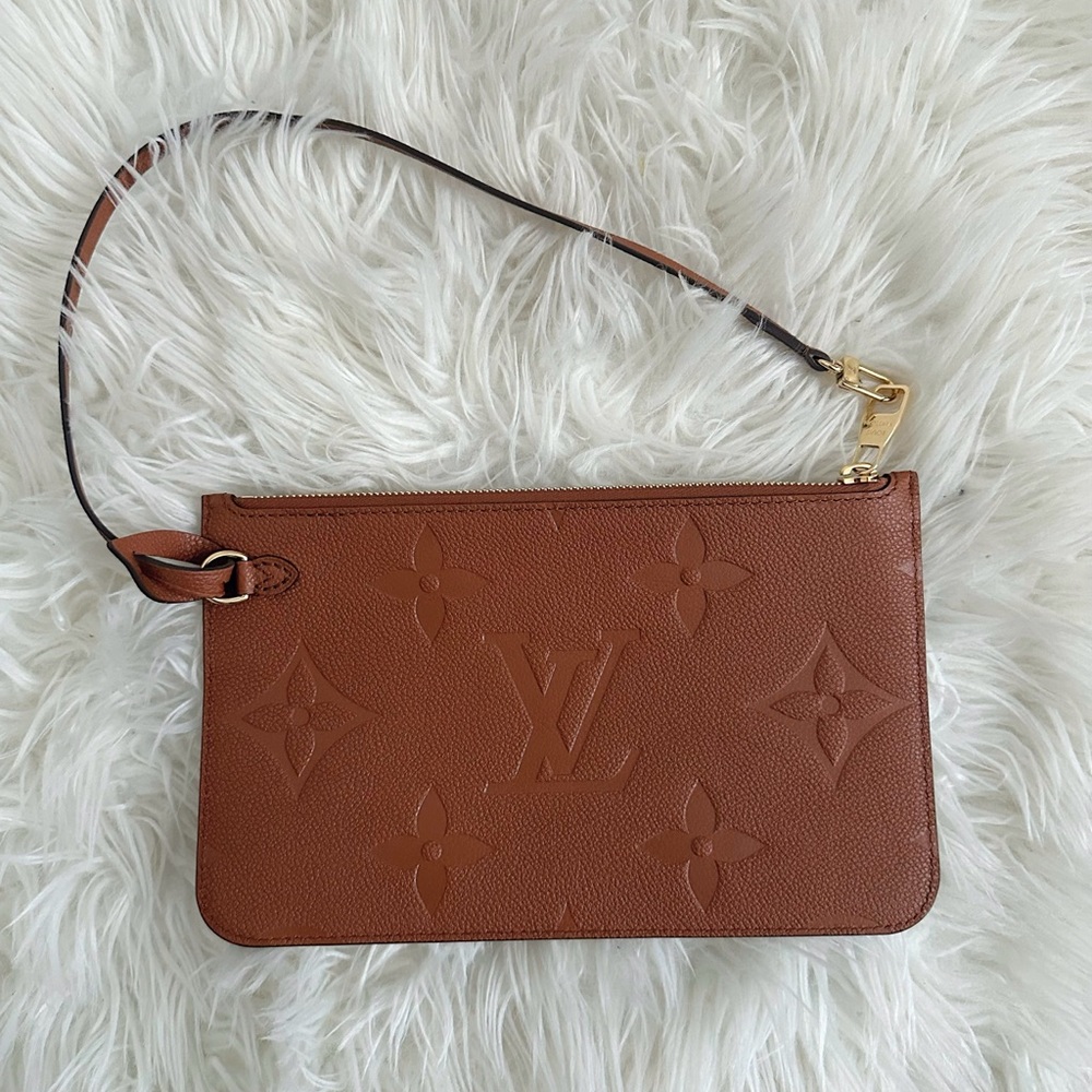 LIKE NEW Louis vuitton Cognac wristlet